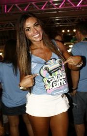 Nicole Balhs curte sozinha camarote de Claudia Leitte