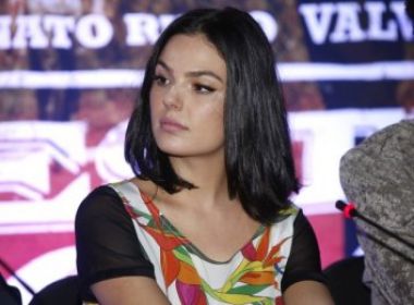 Isis Valverde erra na m�o da maquiagem