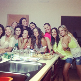 Ivete Sangalo assiste final de novela com amigas