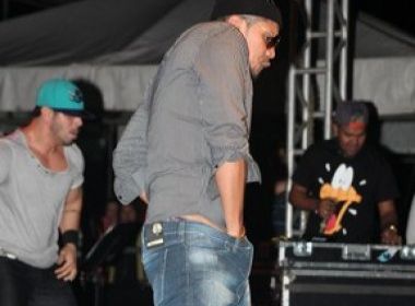 Naldo � flagrado dando ajeitadinha indiscreta durante show