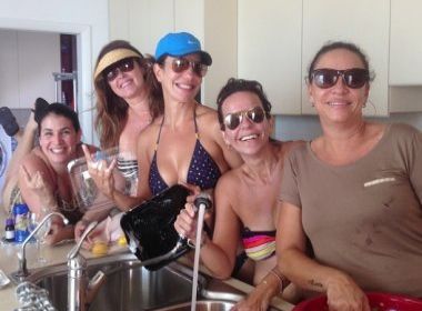 Ivete Sangalo passa domingo com amigas em churrasco e lavando pratos
