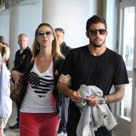 Luana Piovani circula com calça furada em aeroporto