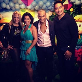Carla Perez e Xanddy prestigiam anivers�rio da filha de Scheila Carvalho