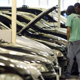 Comércio de automóveis no país aumenta 3,4% em 2011 e bate recorde