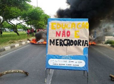 Estudantes da Uefs fazem protesto na manhã desta sexta