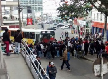 Conquista: Estudantes protestam contra tarifa de ônibus e picham prefeitura