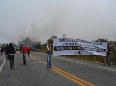 Em greve, professores das universidades estaduais fazem ‘trancaço’ em rodovias