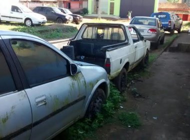 Camamu: Rua da delegacia abriga carros abandonados e aumenta alerta para mosquitos
