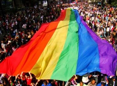 Três pessoas caem de trio elétrico em Parada Gay na Ribeira