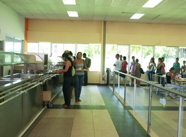 Ufba: Em protesto, estudantes invadem posto de distribuição e servem comida de graça