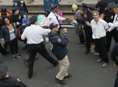 Protesto que paralisou trânsito em Nova York termina com mais de 700 presos