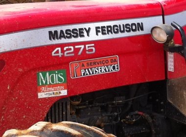 Trator de programa social é usado para pavimentar BA-210