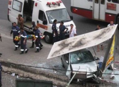 Bonocô: Carro descontrolado invade ponto de ônibus, mata um e deixa 2 feridos