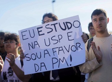 Estudantes a favor de PMs que enquadraram estudantes com drogas protestam na USP
