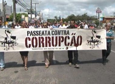 Feirenses saem às ruas contra a corrupção