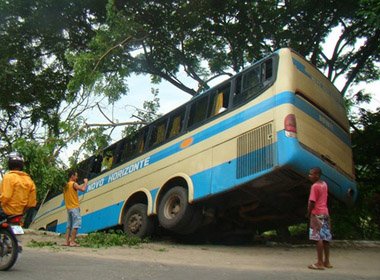 Itapetinga: Árvores impedem ônibus de cair em ribanceira