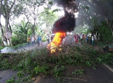 Ubatã: Servidores queimam pneus em protesto por salário
