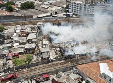 SP: Bombeiros encontram corpo carbonizado em favela incendiada