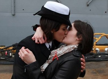 Mulheres quebram tabu e protagonizam primeiro beijo gay da Marinha dos EUA