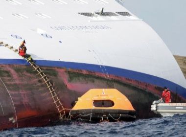 Mergulhadores encontram mais dois corpos no navio naufragado, brasileiros sobreviventes voltam neste domingo