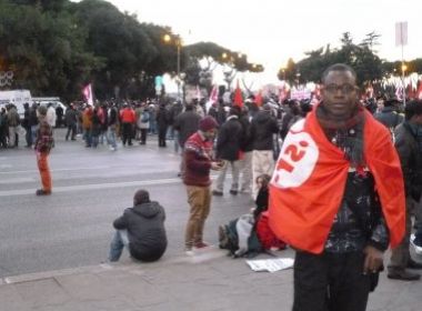 Itália: Imigrantes africanos fecham rua de Roma em protesto contra racismo
