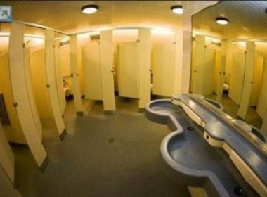 Escola no Texas arranca portas dos banheiros para evitar sexo entre alunos