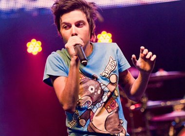 Pe Lanza, vocalista do Restart, leva pedrada em show