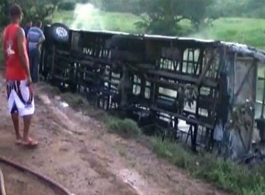 Itabuna: Passageiros tocam fogo em ônibus após veículo quebrar