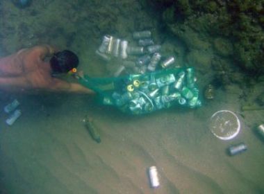 Mutirão retira 433 kg de lixo do fundo do mar da Barra
