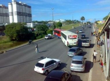 Ônibus têm chaves roubadas e atravessam pista na Boca do Rio