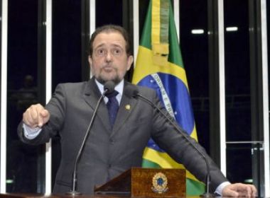 Pinheiro aposta em acordo para fim da greve da PM e elogia postura de Wagner
