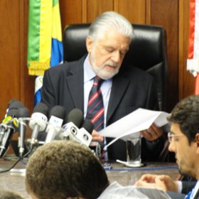 Governador nega troca no comando-geral da PM e comenta bolo oferecido a general