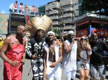 Carlinhos Brown dá início ao 'Arrastão' ao lado da Timbalada