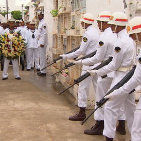Corpo de marinheiro baiano morto em porta-aviões é sepultado em Salvador