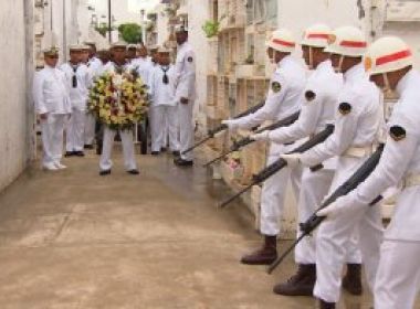 Corpo de marinheiro baiano morto em porta-aviões é sepultado em Salvador