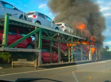 Barreiras: Carreta cegonha pega fogo; carros foram destruídos