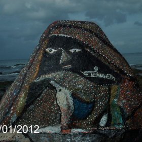 Artista plástico baiano realiza obra de arte em pedra do Farol da Barra