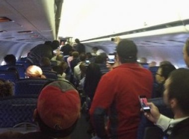 EUA: Aeromoça provoca pânico em passageiros ao anunciar que o avião iria cair