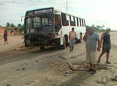 Colisão entre ônibus e caminhão deixa 18 trabalhadores feridos em Juazeiro