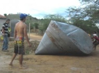 'Água para todos': Cisternas de plástico deformam no semiárido