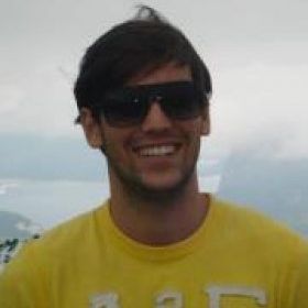 Universitário morre após bater carro em poste no Rio Vermelho