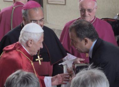 Papa recebe miniatura do Cristo Redentor do governador do Rio