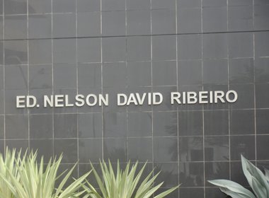 Policiais federais permanecem trancados em gabinete de deputado