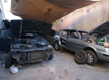 Polícia estoura desmanche de carros em oficina na Cidade Nova