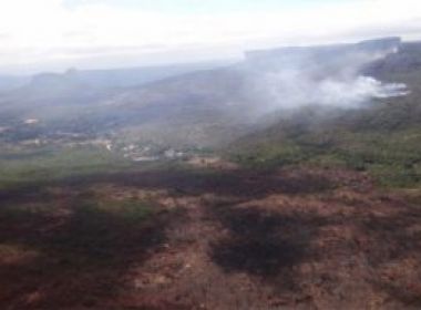 Palmeiras: Helicóptero da PM auxilia no combate ao incêndio que atinge o município