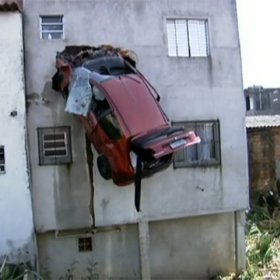 Carro invade segundo andar de casa em São Paulo