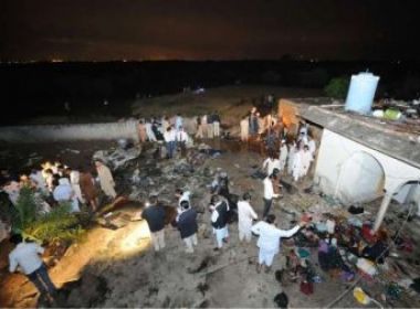 Avião com 126 passageiros cai no Paquistão