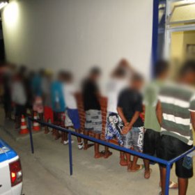 Brumado: Polícia interrompe baile "regado a pó"