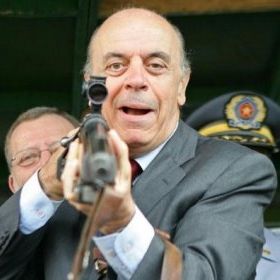Serra processa autor e editora do livro 'A Privataria Tucana'