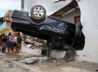 Dias D'ávila: Carro capota, invade casa e deixa uma pessoa morta e outra ferida